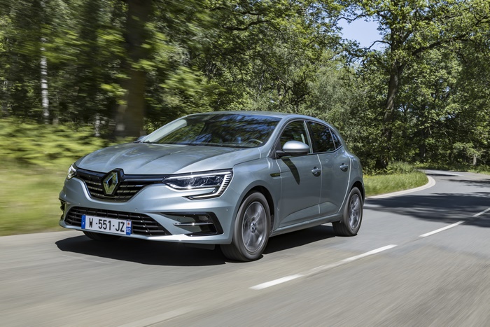 2021 Renault Mégane E-TECH Plug-in Hybrid driving on road