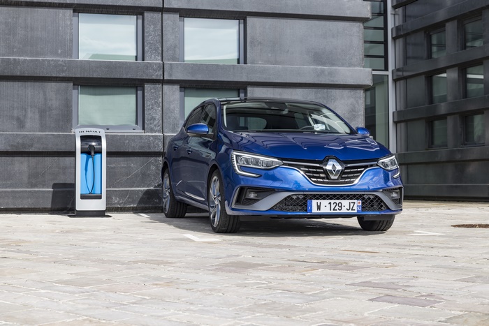 Blue Renault Mégane E-TECH Plug-in Hybrid R.S. Line charging