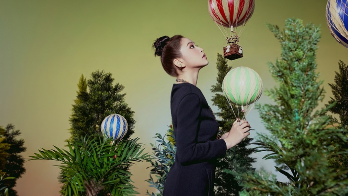Yeri from Red Velvet with hot air balloons