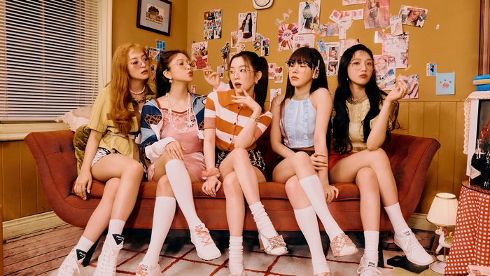 Red Velvet members sitting on a couch