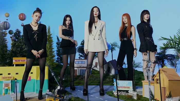 Red Velvet members in Queendom concept