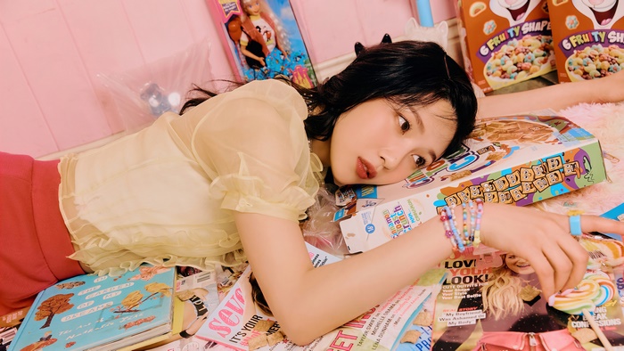 Joy from Red Velvet with cereal boxes and magazines