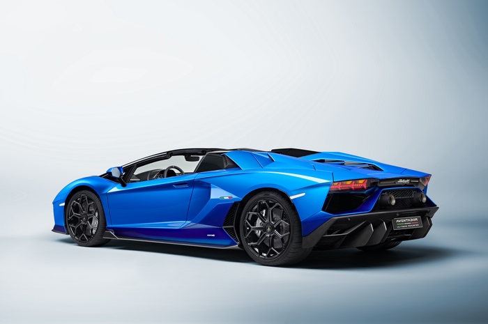 Blue 2021 Lamborghini Aventador LP 780-4 "Ultimae" Roadster