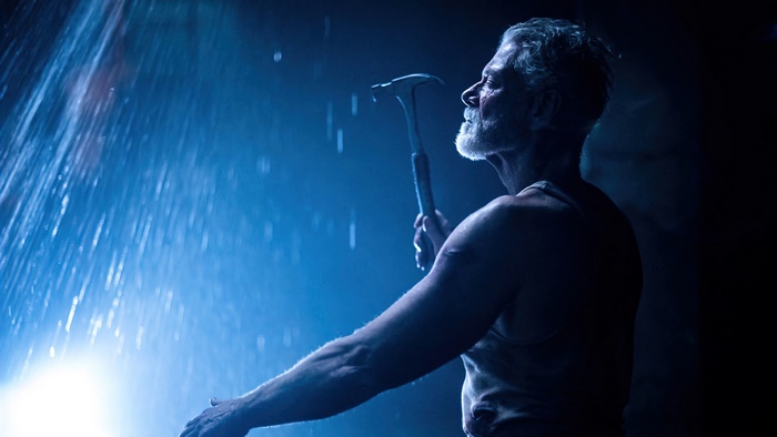 Man holding a hammer in Dont Breathe 2