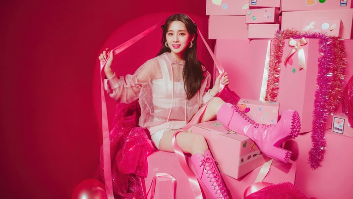 Nayoung from Lightsum in pink outfit