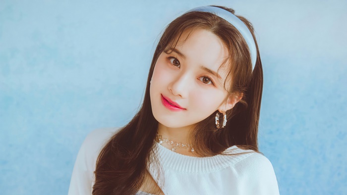 Nayoung from Lightsum wearing a blue headband