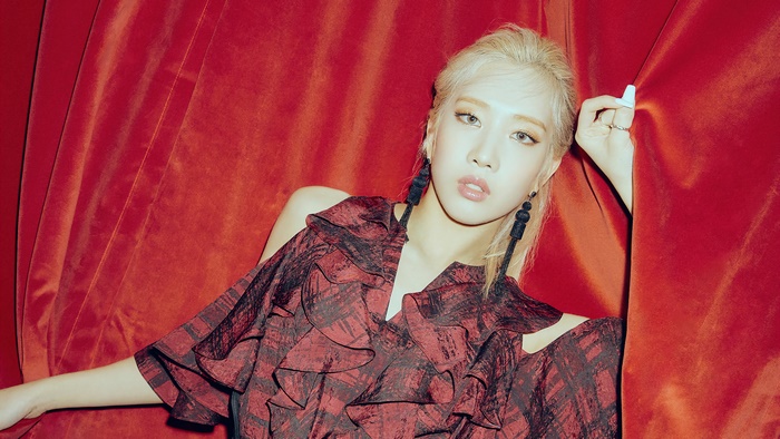 Kim Lip from LOONA in Paint The Town 4K