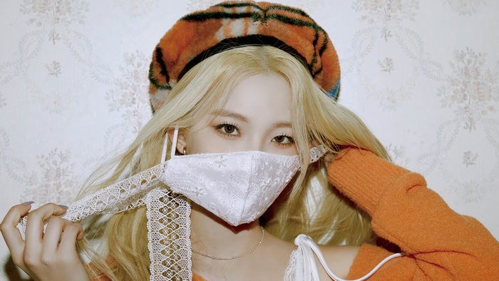 Jiheon from fromis_9 wearing a mask
