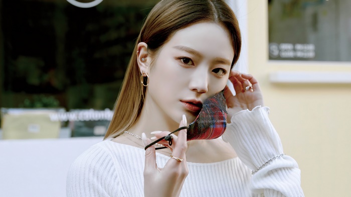 Gyuri from fromis_9 holding a mask