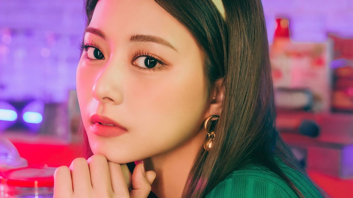 Tzuyu from Twice in Kura Kura 4K