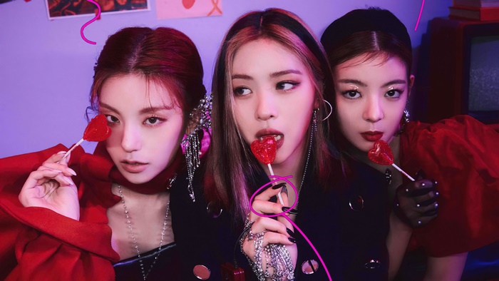 ITZY Yeji, Ryujin, and Lia with heart lollipops