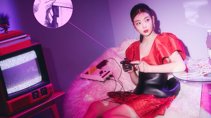 Lia from ITZY playing video games