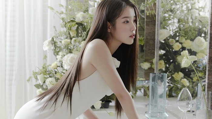 IU in white dress with flowers 4K