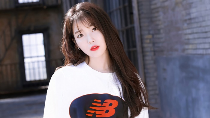 IU in New Balance Shirt 4K