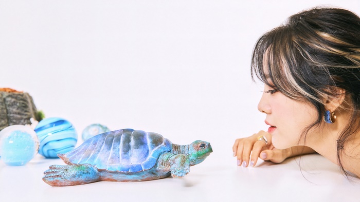 Kim Sejeong and turtle figurine
