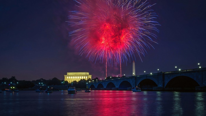 Fireworks over Lincoln Memorial and Washington Monument