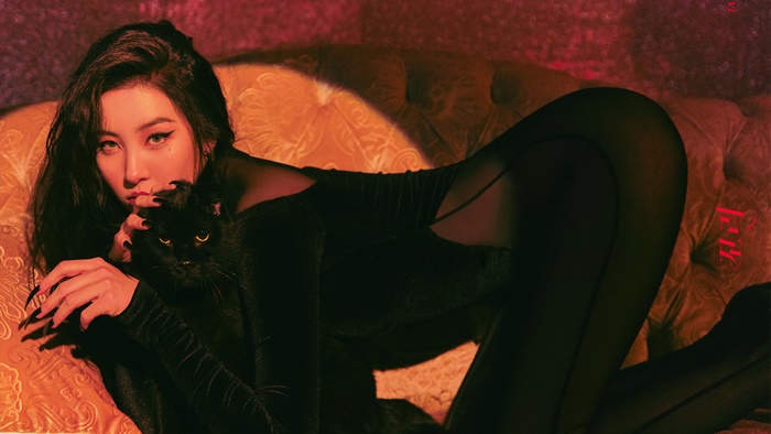 Sunmi with a black cat