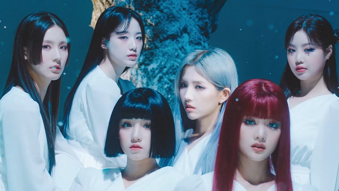 Gidle members in white outfits