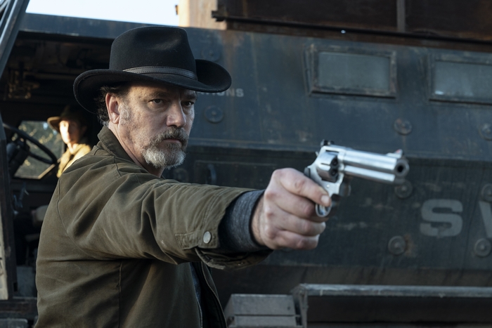 Fear The Walking Dead: Man in hat aims revolver