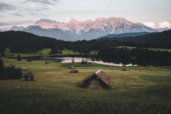 Mountain landscape with lake and cabins