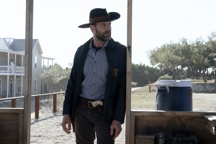 Fear The Walking Dead 4K: Man in cowboy hat with gun