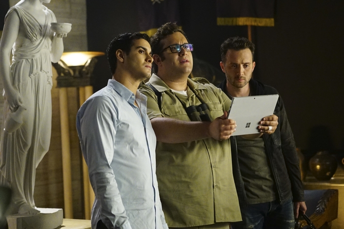 Scorpion: Toby, Walter, and Sylvester with a tablet