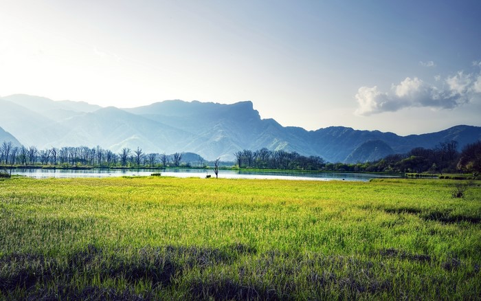 4K landscape of mountains, trees, and a lake