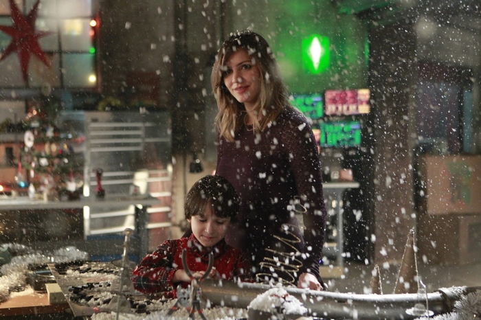 Paige Dineen and child in Scorpion