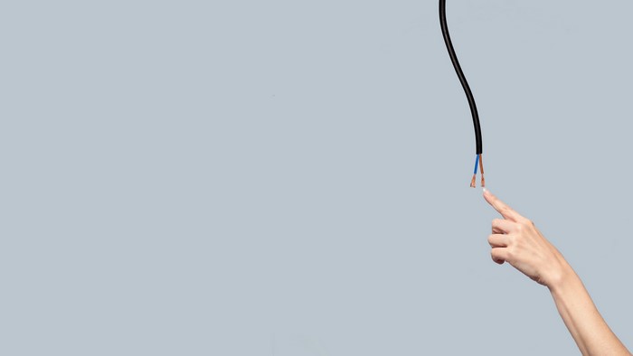 4K, minimalism, fingers, simple, simple background, electricity, wires