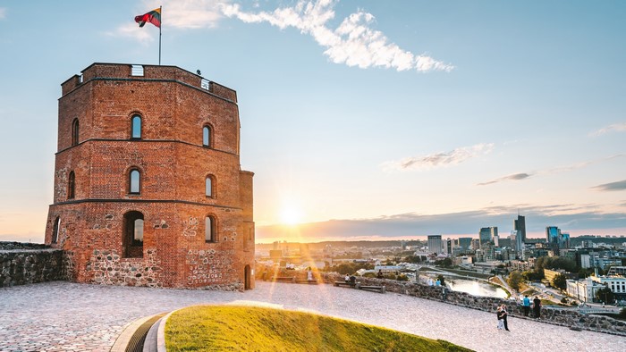 4K, Gediminas Castle Tower, sunlight, sky, Lithuania, Vilnius, cityscape, flag