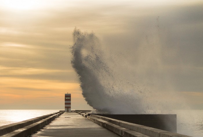 water splash, Ricardo Mateus, lighthouse, water, landscape, sky, horizon, pier, clouds