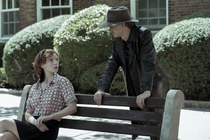 Anya Taylor-Joy and Thomas Brodie-Sangster on a bench