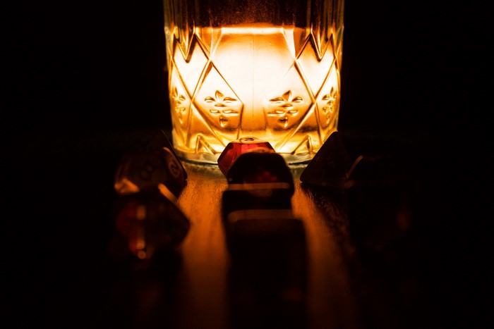 4K, whiskey, black background, alcohol, simple background, dice