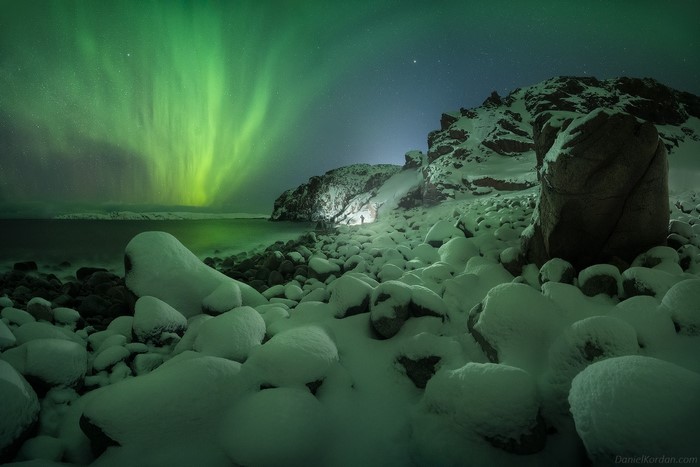 aurorae, stones, night, landscape, rocks, Daniel Kordan, snow, water, stars