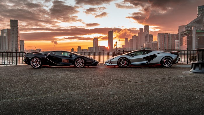 4K, electric car, Italian Supercars, silver cars, city, outdoors, black cars, Hybrid, Lamborghini, car, vehicle, supercars, Lamborghini Sian, sunset, clouds, skyscraper