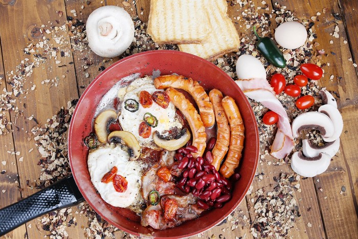 beans, chilli peppers, Bratwurst, wooden table, bread, sausage, tomatoes, salt, eggs, food, mushroom, toast