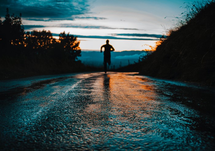 4K, running, sunlight, green, sky, silhouette, men, outdoors