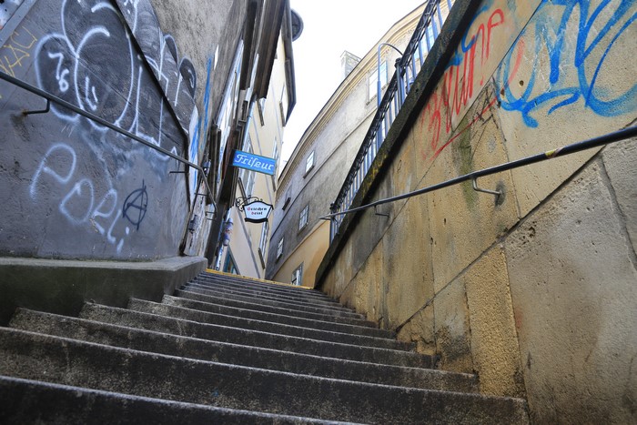4K, low-angle, urban, alleyway, stairs, Vienna