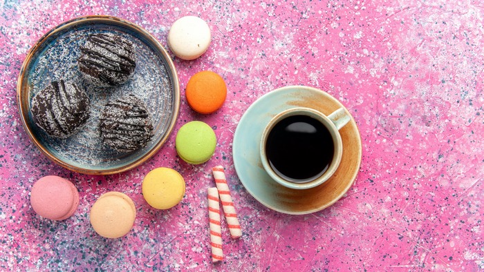 Chocolate cakes and macarons with coffee