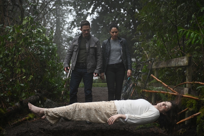 Jonathan Tucker and Riann Steele find Finola Jones levitating
