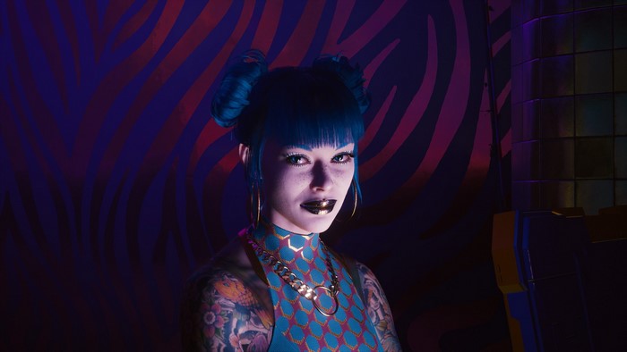Woman with blue hair and tattoos in Cyberpunk 2077
