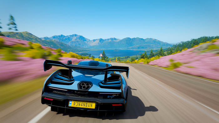 Forza Horizon 4: Blue McLaren driving on a scenic road