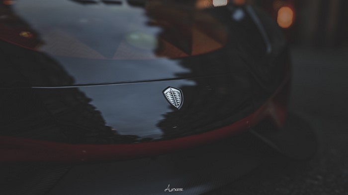 Koenigsegg Regera emblem on a black car