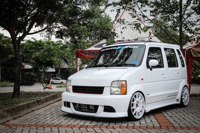 White Suzuki Wagon R modified with custom wheels