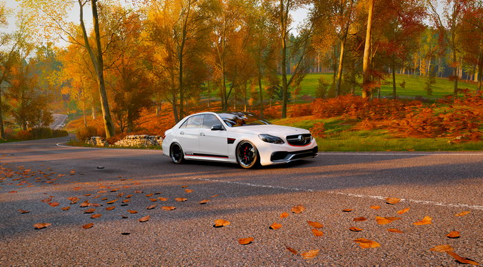 White Mercedes-Benz E-Class in Forza Horizon 4