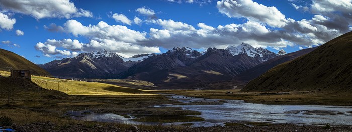 4K Landscape of Mountains and River