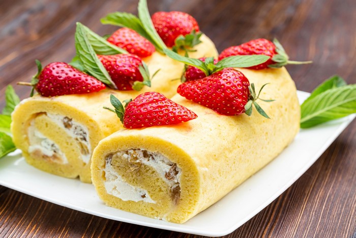 Swiss Roll Cake with Strawberries and Mint