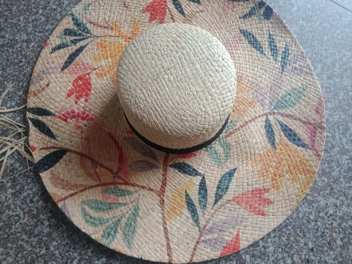 Straw hat with floral print