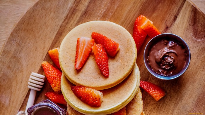 Pancakes with strawberries and chocolate spread