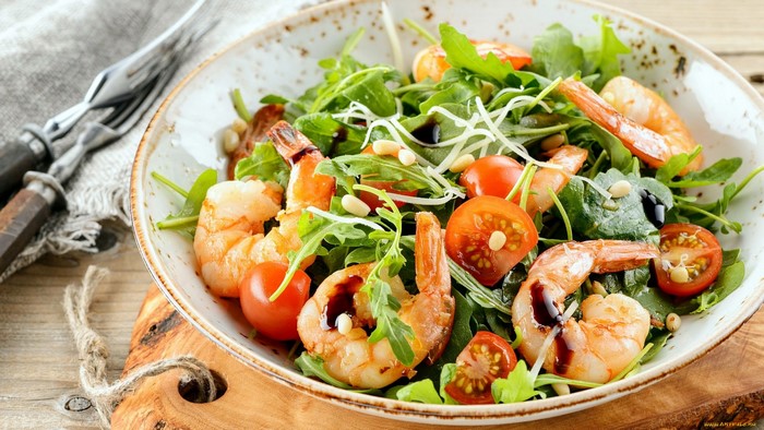 Shrimp salad with arugula and cherry tomatoes